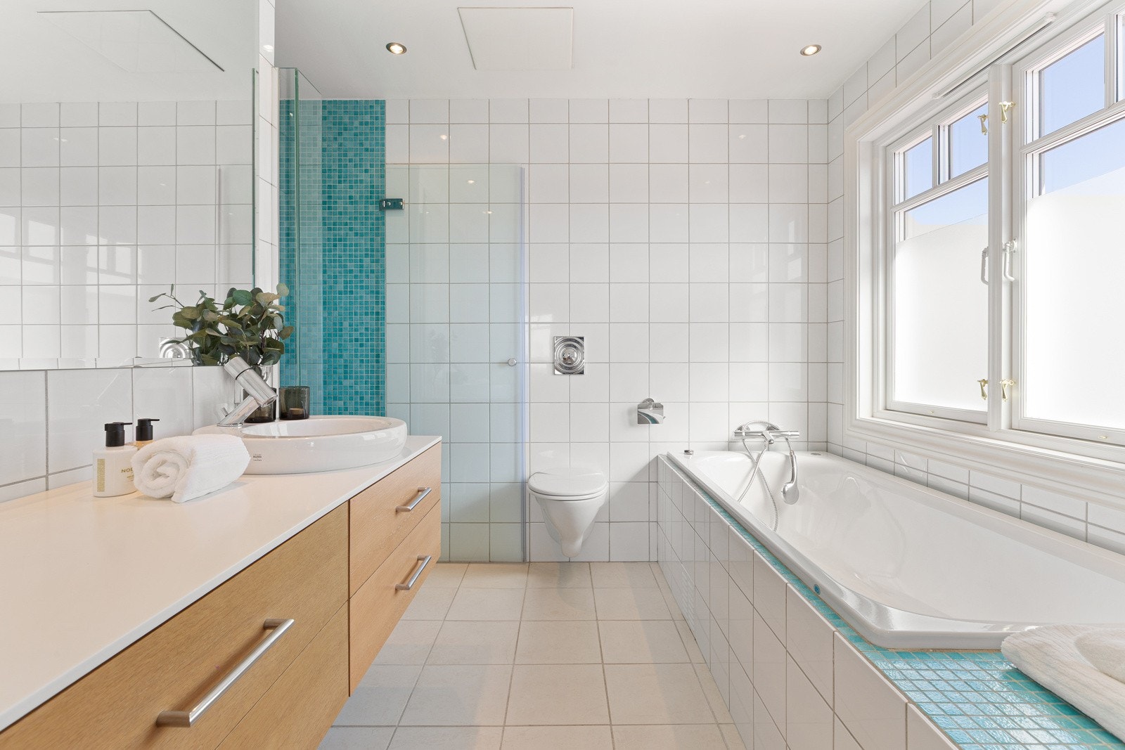 Bad nr. 2 er i tilknytning hovedsoverommet. Det ble også pusset opp i 2008/2009 Galleribilde