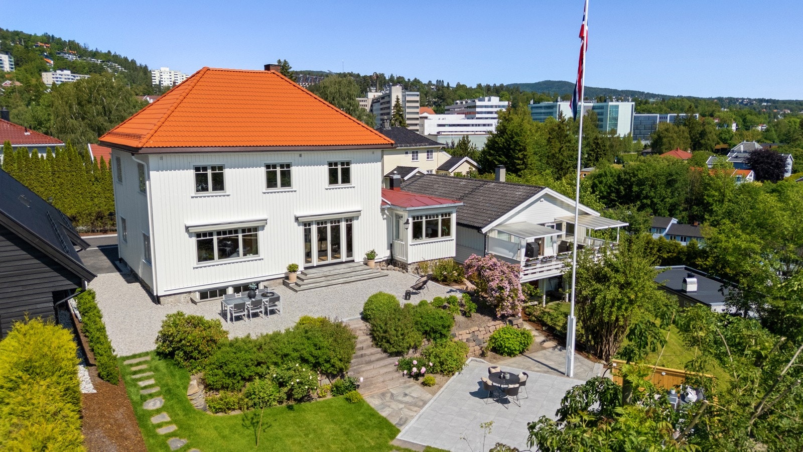 Huset er oppgradert de siste årene med bl.a. bergvarmeanlegg, vinduer, dører, drenering, opparbeidede uteområder og pussete overflater Galleribilde