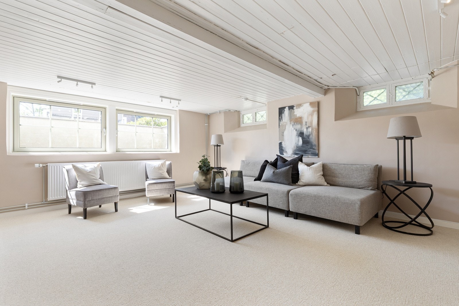 Kjelleren har en takhøyde på ca. 2,08 cm (varierende), som gir gode bruks- og lagringsmuligheter Galleribilde