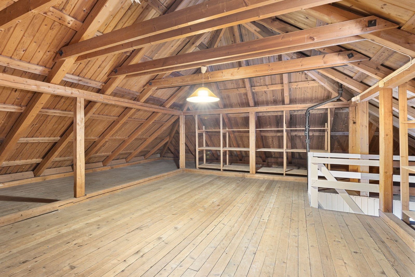 Loftet er 44kvm målbart og det er enda større gulvareal pga skråvegger. I rammetillatelsen som foreligger er det søkt loftsstue og takvinduer. Galleribilde