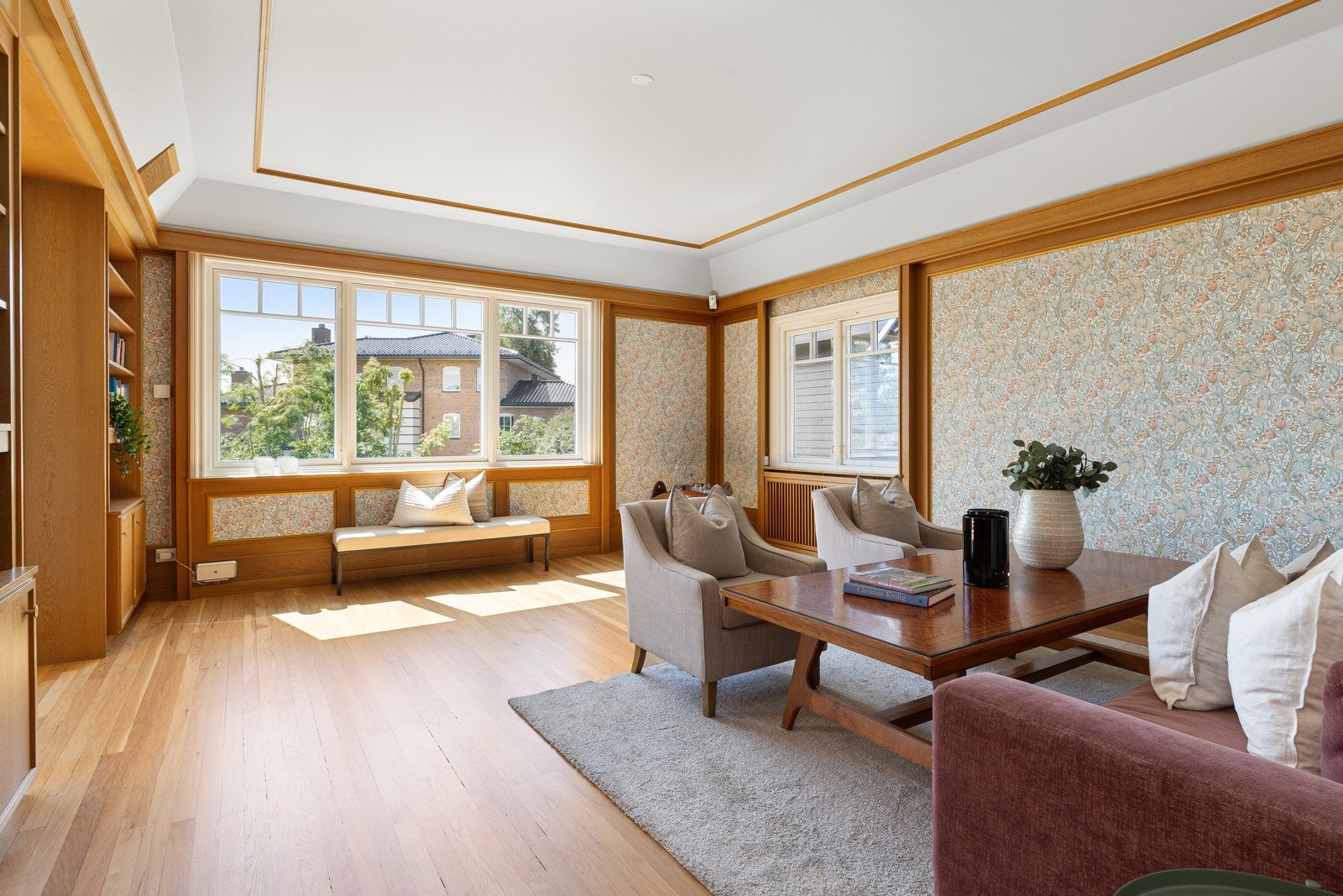 Så kommer vi inn i stuene. Elegant takhøyde, klassiske materialvalg og store vindusflater gir et lyst og luftig hjem Galleribilde