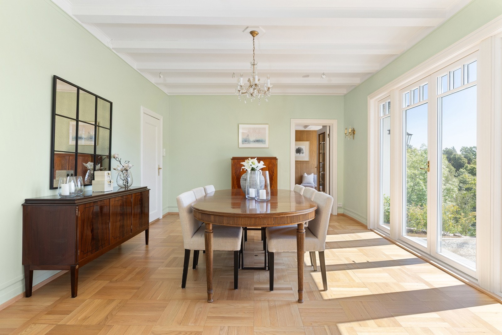 Videre er stuen er lys og luftig med flere store vindusflater, og takhøyde opptil 2,73 m Galleribilde