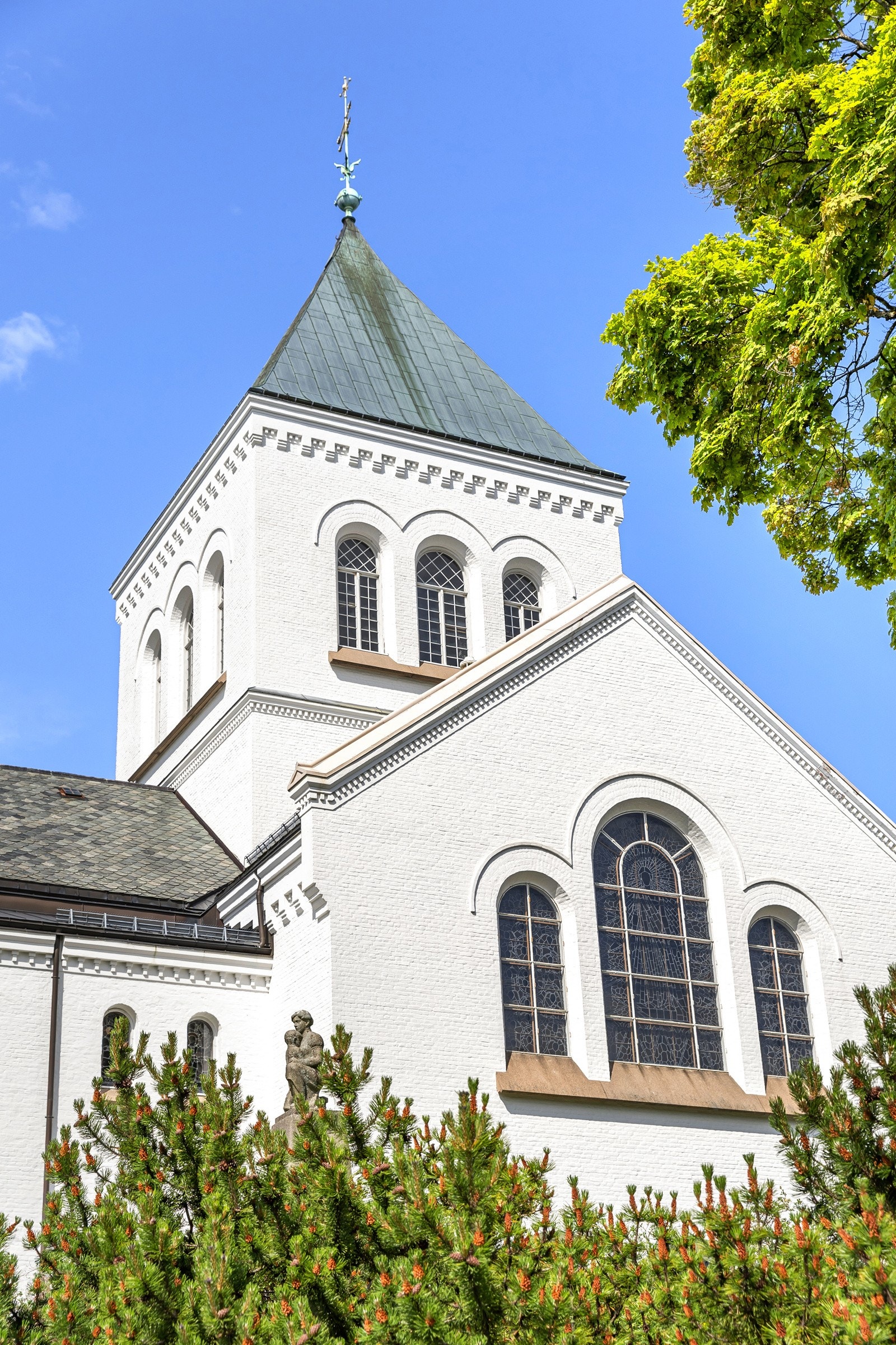 Innen kun et par minutters gange finner du blant annet Ullern kirke Galleribilde