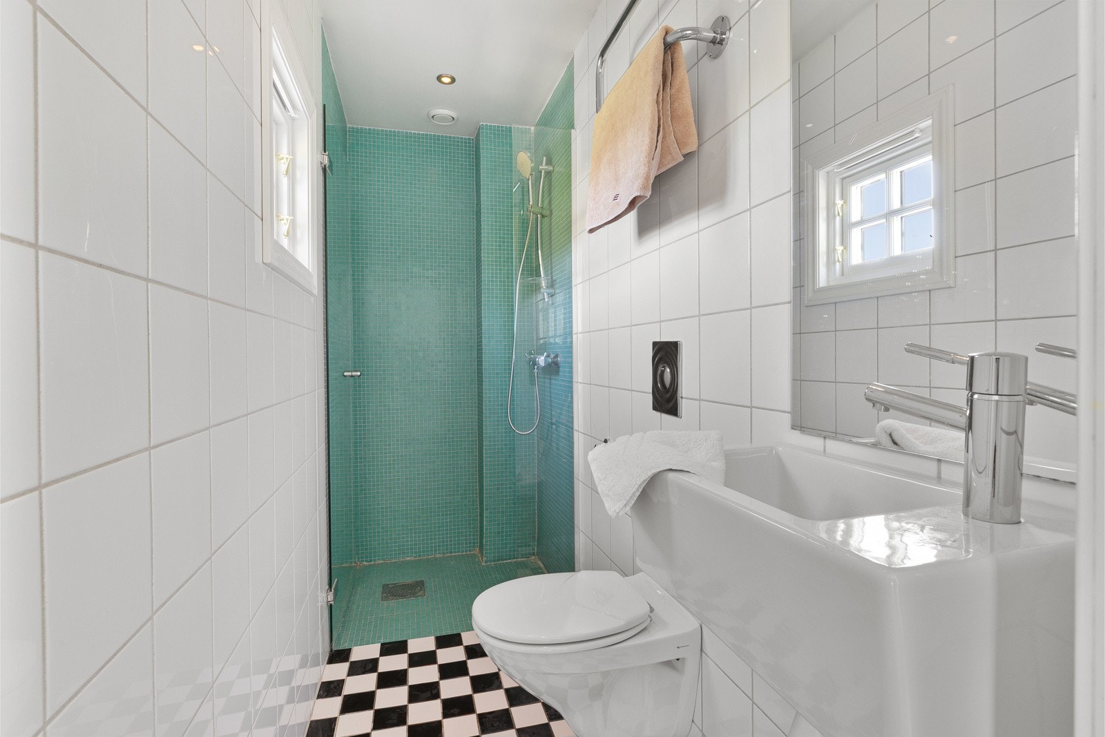 Bad nr 1 i 2. etasje har adkomst fra hall og ble pusset opp i 2008/2009 Galleribilde