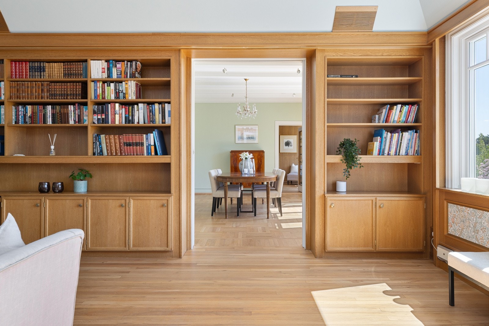 Flere stuer ligger i rekke, med dagligstue, spisestue og peisestue Galleribilde