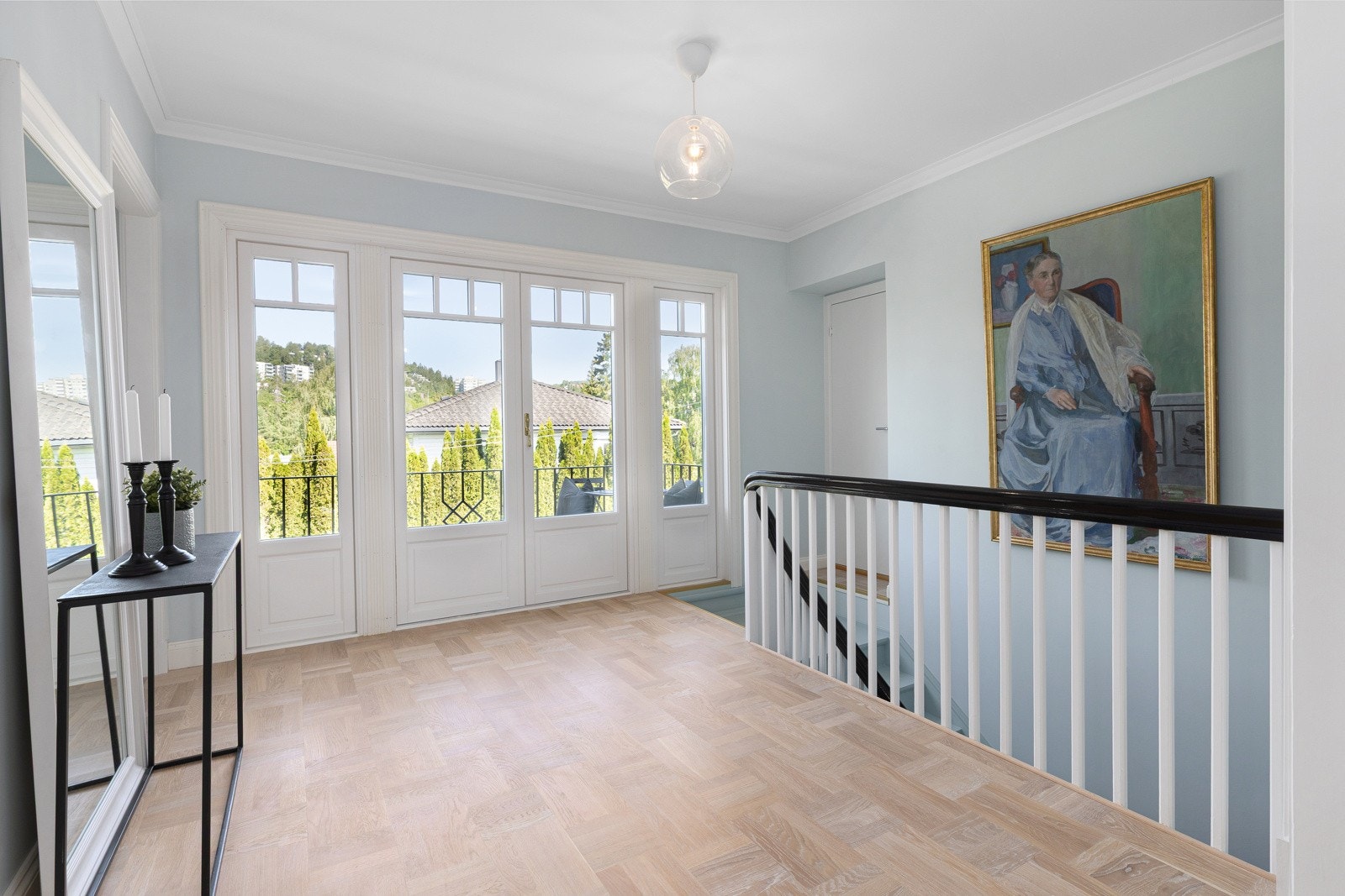 Du kommer opp i en herlig trappehall med usjenert utsyn oppover Ullern Galleribilde