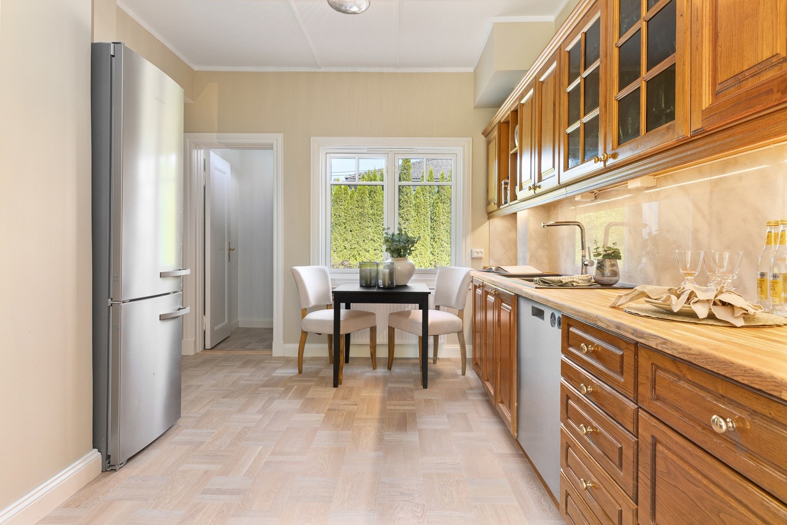 Romslig spisekjøkken med egen inngang om en ønsker det. Ellers er det oppussede gulv mm Galleribilde