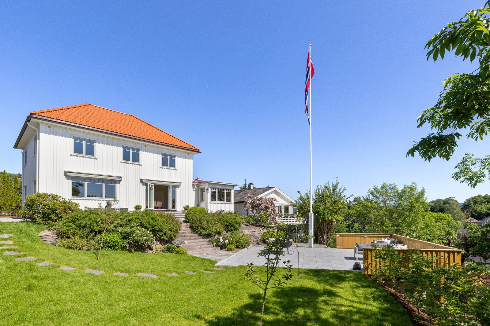 En flott villa fra 1930 med solrik hage og utsikt, beliggende i et ettertraktet område Galleribilde