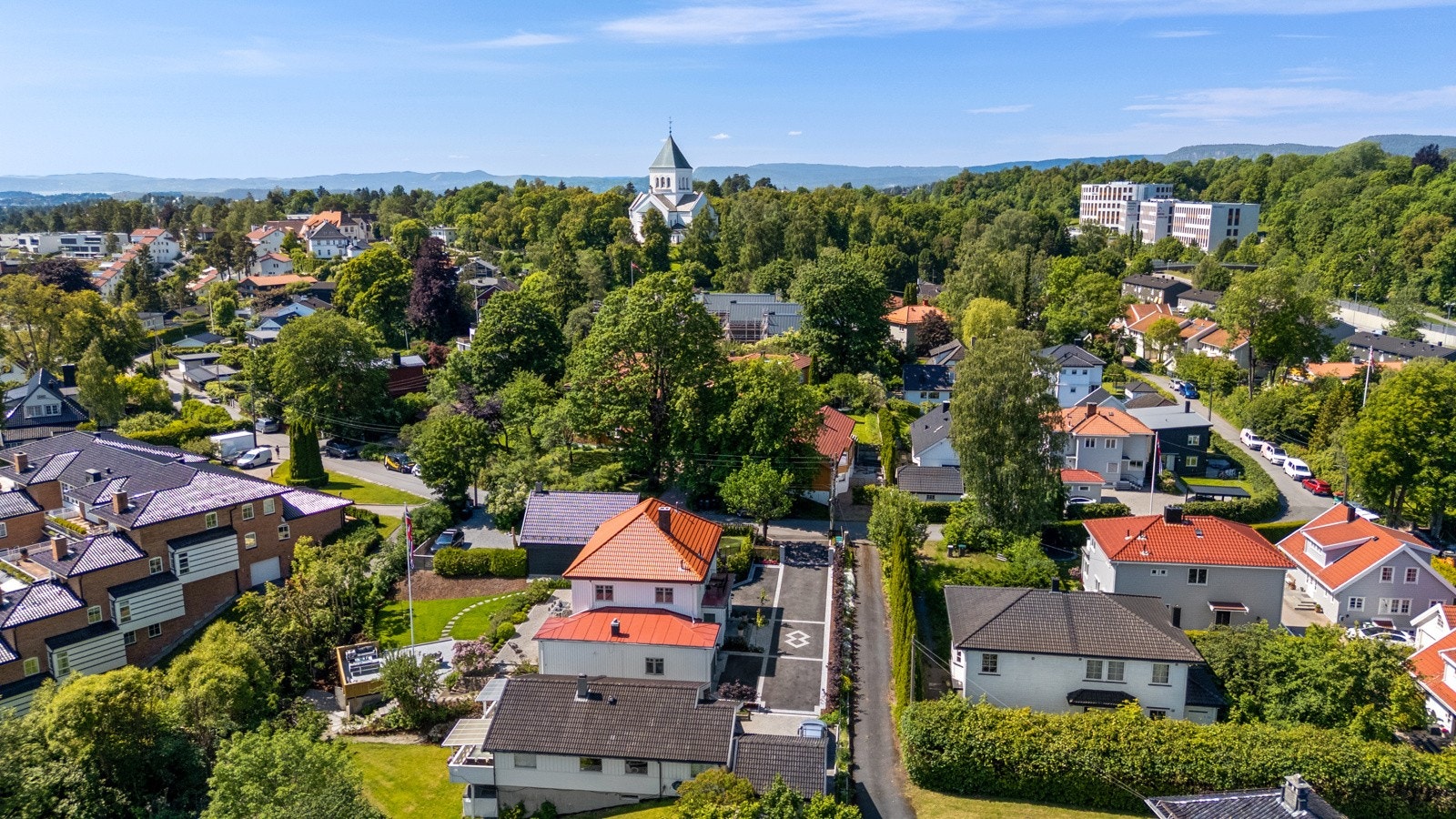 Ullern kirke i bakgrunnen. Bestum Skole er like ved siden av Galleribilde