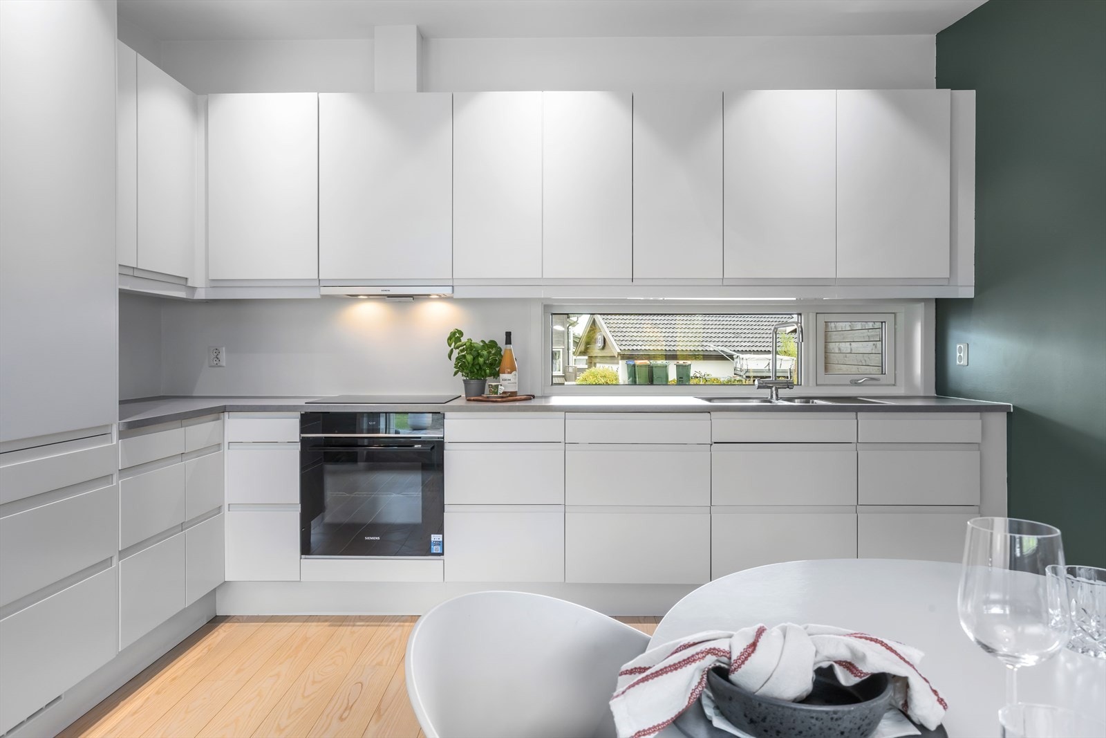 Kjøkkenet er moderne, men likevel klassisk og stilrent fra Marbodal. Innredning i hvit utførelse med glatte dørblader. Her er det lagt vekt på detaljer som gir et moderne preg, som blant annet variasjonene av de ulike skapmodulene og kolonialskuffer. Galleribilde