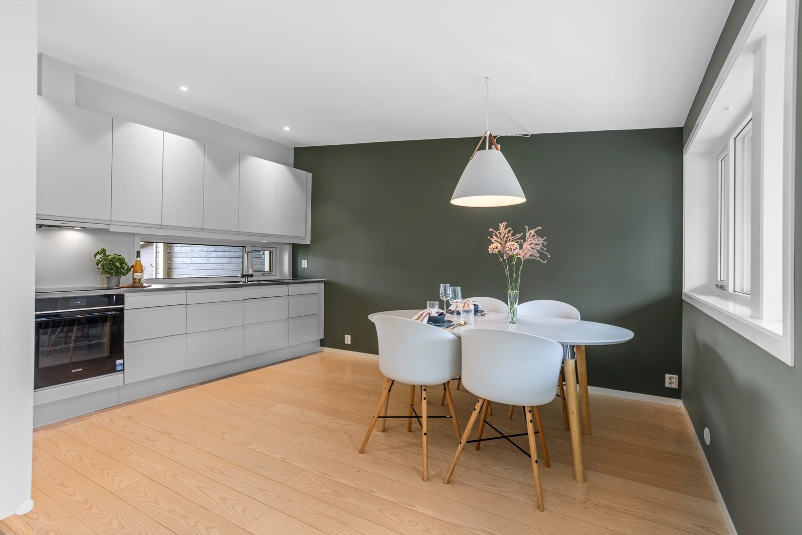 Et moderne kjøkkenet er like mye en sosial samlingsplass for familie og venner som en praktisk spiseplass, og dette gjenspeiler seg i rommets utforming og innredning. Kjøkkenet er smart og nøye planlagt. Galleribilde