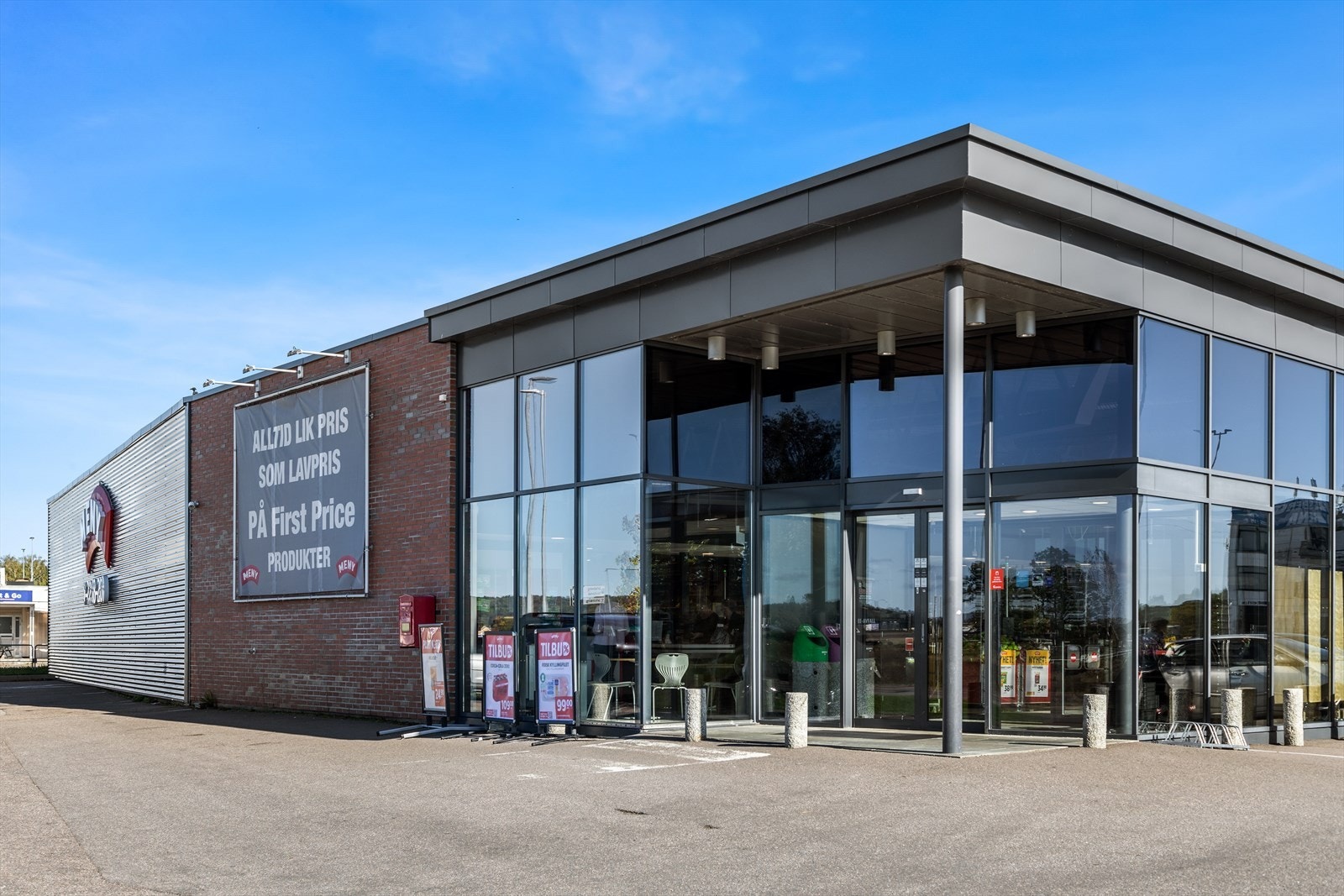 Det er ca. 1,2 km til et mindre handelssenter på Jarlsberg med bl.a. Meny dagligvareforretning, sportsforretning, bilforretninger, Jarlsberg travbane m.m. Galleribilde