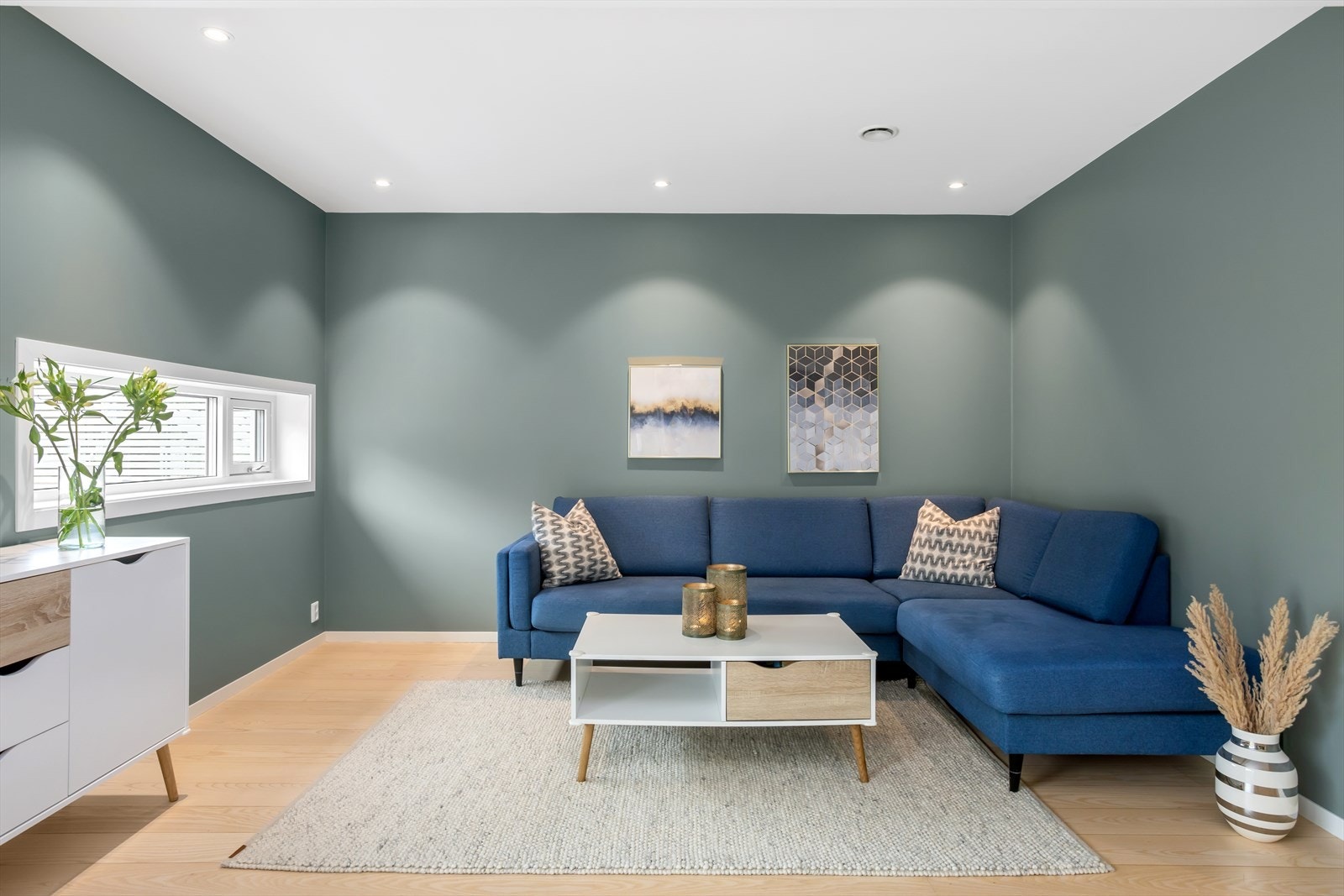 Også i stuen er det diverse, innfelte downlights i himlingen tilkoblet veggbrytere med dimming. Det er uttak til TV/internett i veggen mot baderommet. Galleribilde