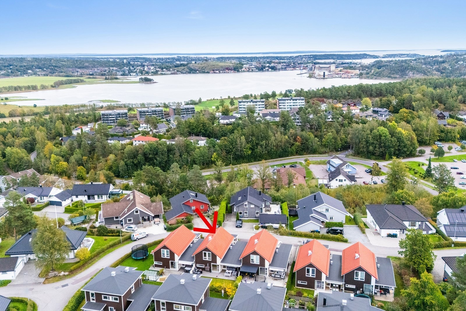 Marihøneveien er en meget barnevennlig gate, uten gjennomgangstrafikk. I dette fredelige området bor du med kort vei til Tønsberg sentrum (ca. 5 -6 minutter med bil) og det er rikelig med nærtilbud for både barn og voksne. Galleribilde