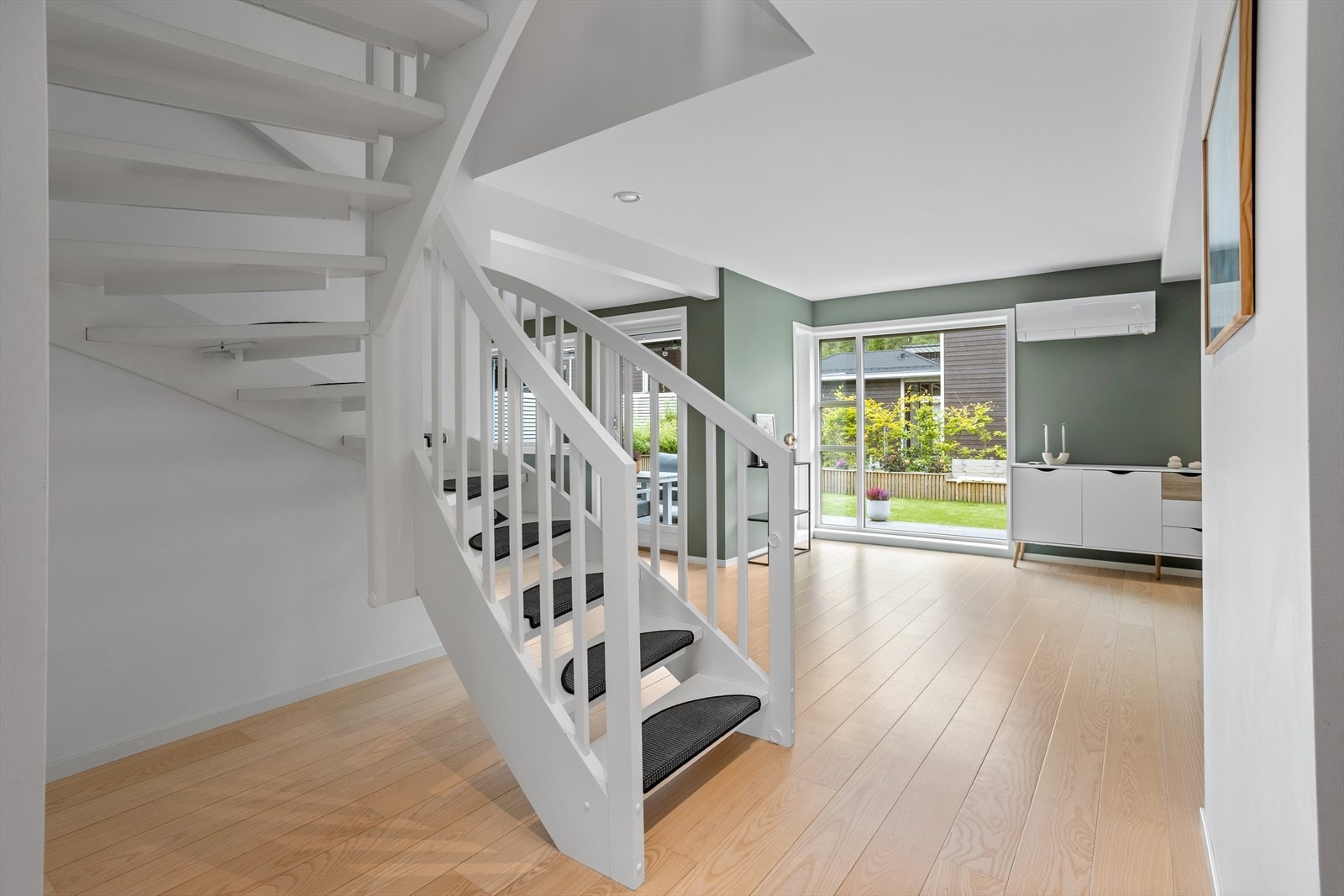 I alle rom er det en-stavs lys askeparkett som er både klassiske, solide og moderne. Hvert parkettbord er unikt med sin egen trestruktur, og de lyse gulvene gir et autentisk, varmt og elegant preg. Galleribilde