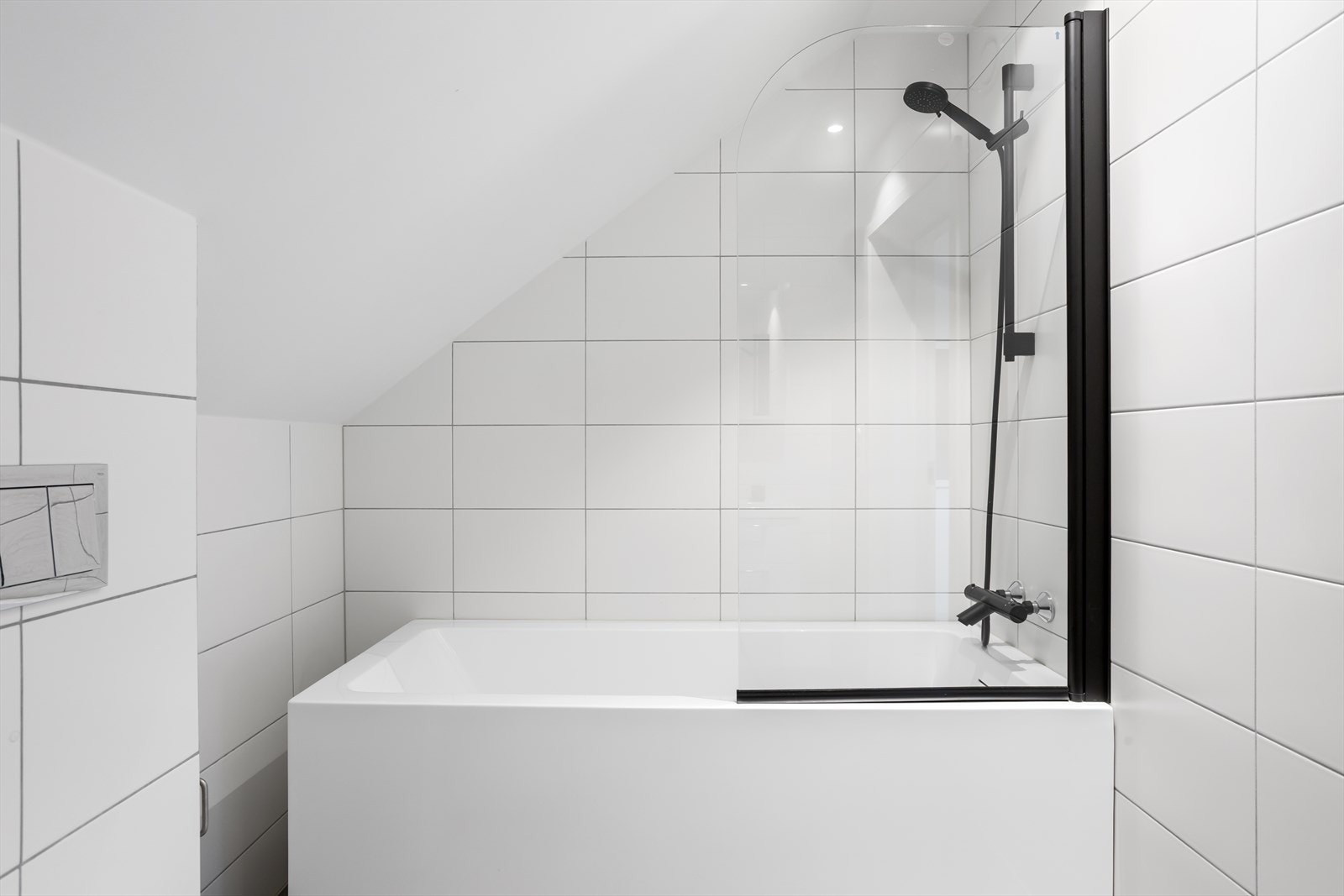 På baderommet i 2. etasje er det installert nytt frittstående badekar med nytt dusjarmatur og dusjvegg av herdet glass med inn-/utsvingsfunksjon. Dette er utført i 2024. Galleribilde