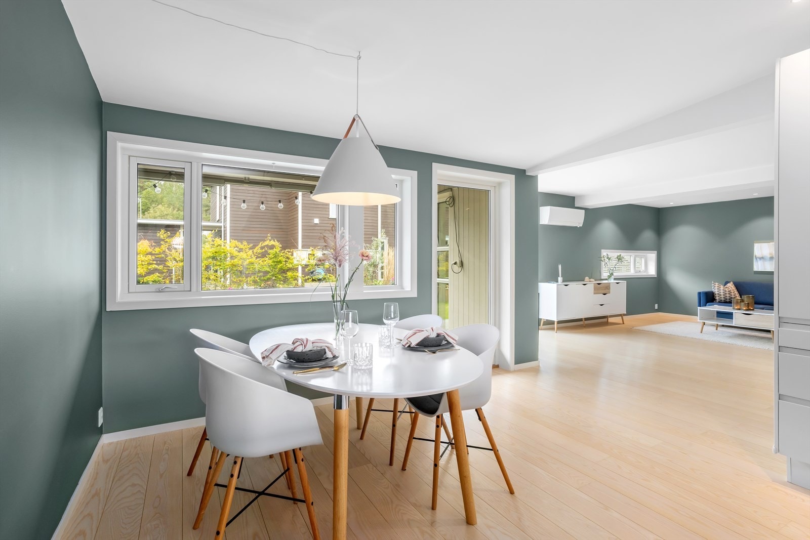 Den store spiseplassen er plassert i åpen løsning, og gir dermed en herlig romfølelse i konbinasjon med stuen. Kjøkken-/stuearealet er på ca. 47 m² tilsammen. Galleribilde