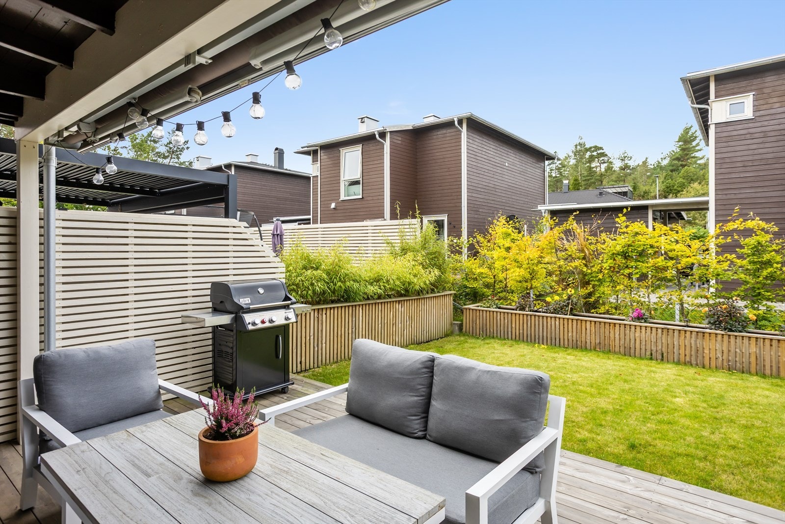 Med sin fine størrelse og gode solforhold innbyr uteplassen både til soner for utekjøkken med grilling, lune solkroker og massevis av plass til utemøbler. Galleribilde