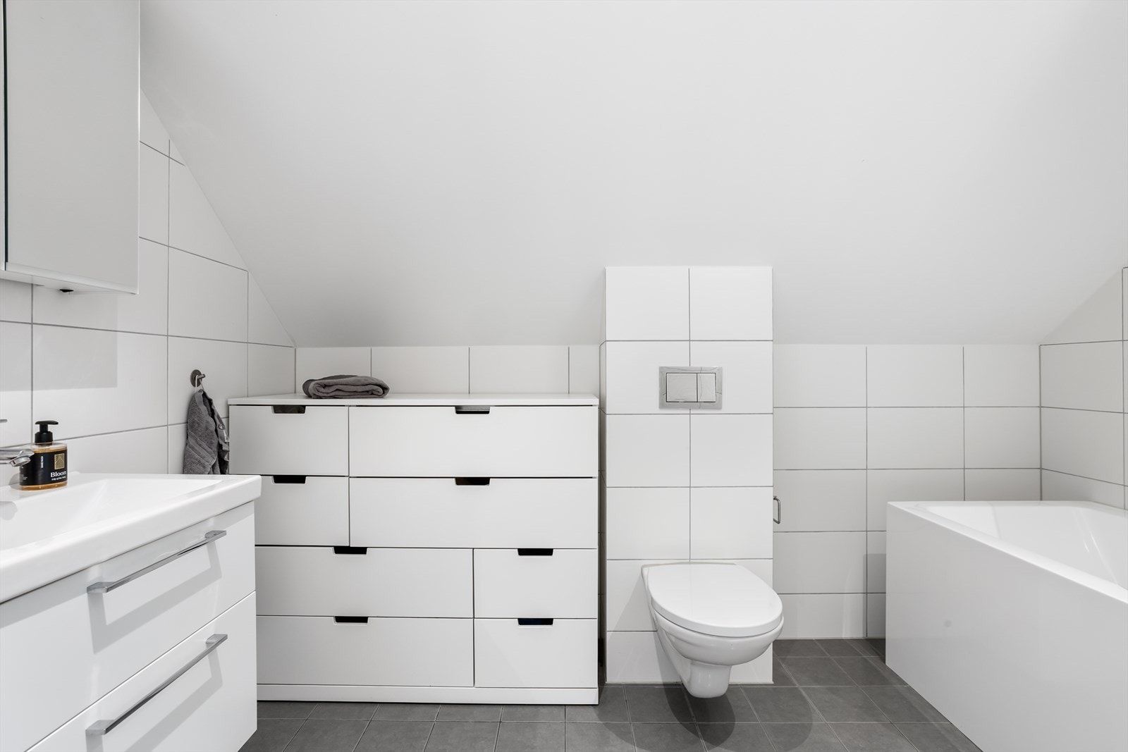 Vegghengte toalett på begge bad sørger for mer lettvint rengjøring - støv og smuss samler seg ikke rundt toalettet slik gulvmodeller har en tendens til. Galleribilde