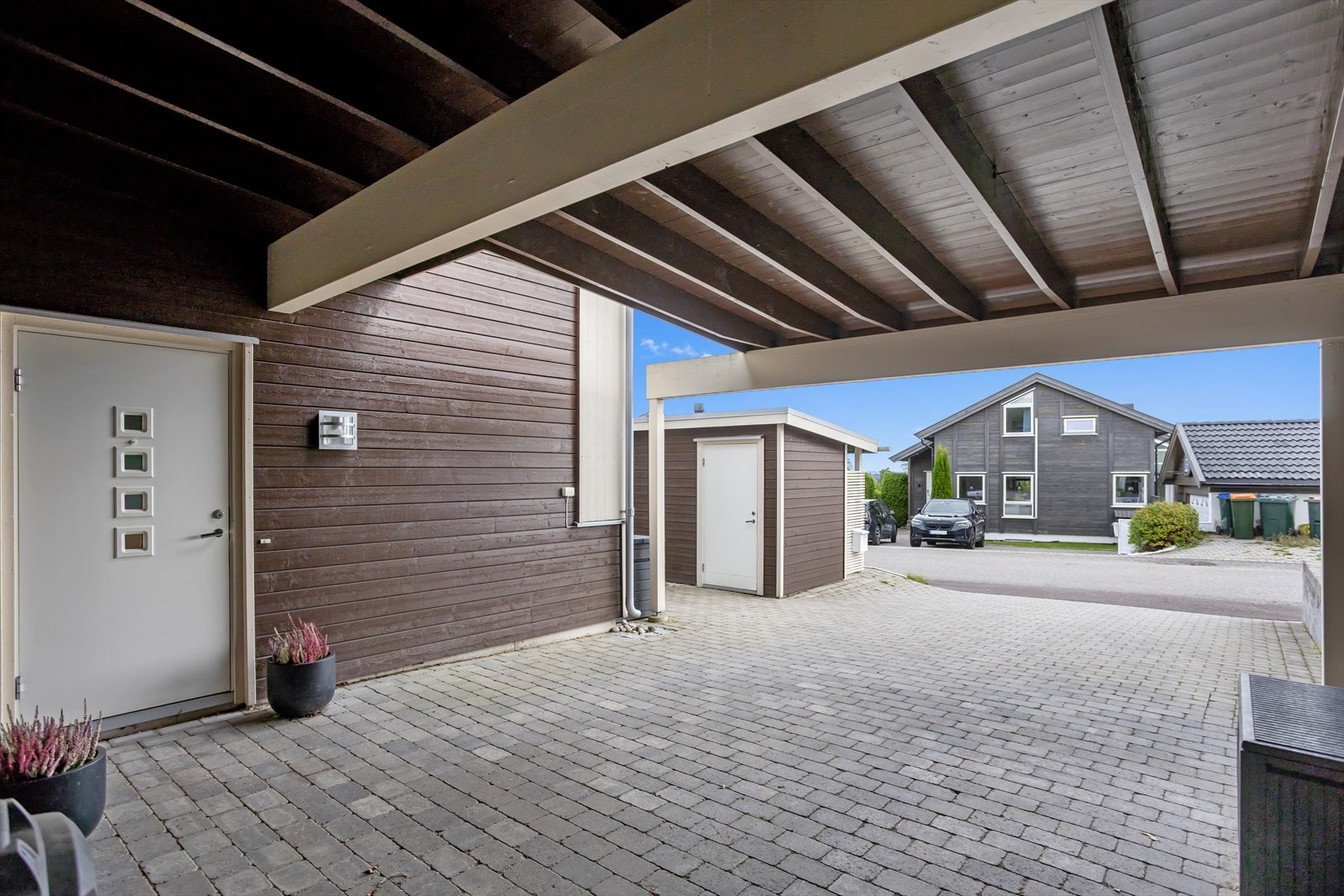 Boligen har en bred carport med god plass. Carporten har åpen portal i bakkant med adkomst til eiendommens hage mot vest, på baksiden av huset. Galleribilde