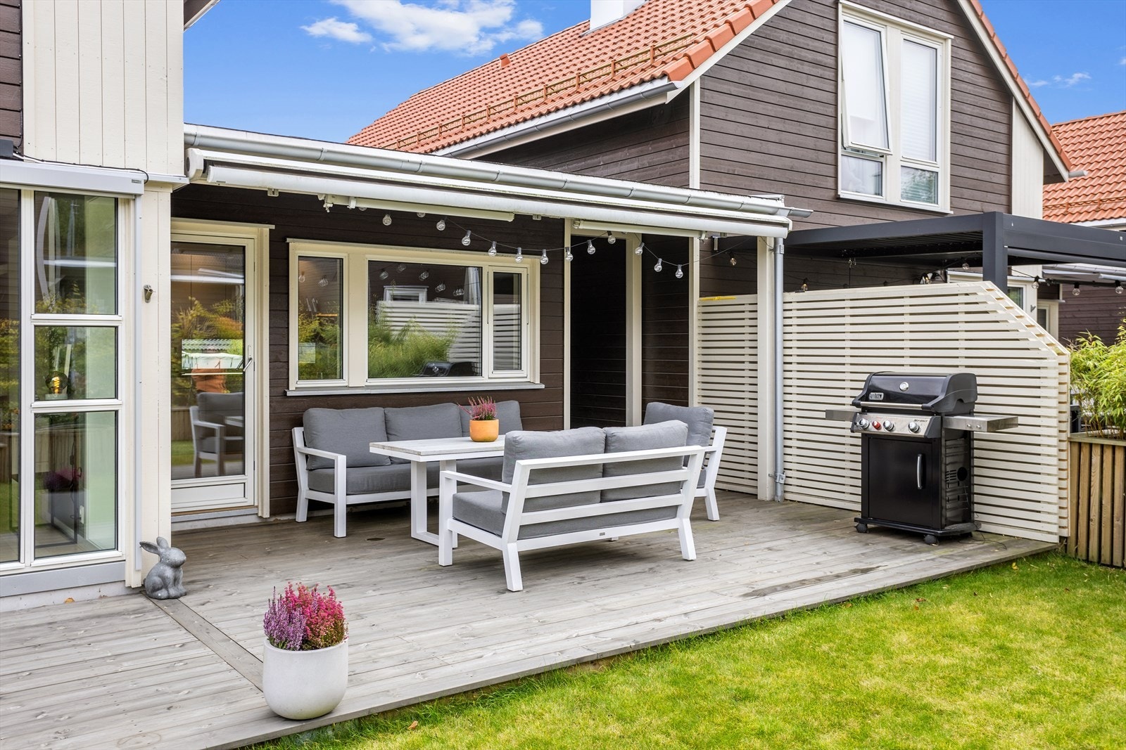 Romslig og delvis overbygget terrasse med gode solforhold Galleribilde