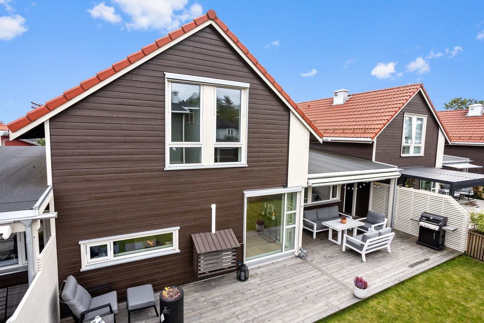 Nivellerte le-/skjermingsvegger mot naboer på hver sin side gjør at det ikke er innsyn mellom hverandres uteplasser. Galleribilde