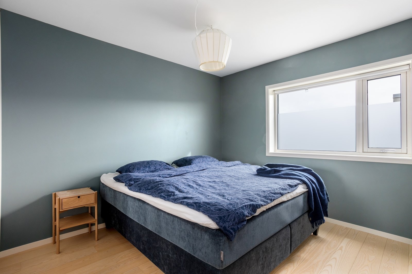 Hjemmets hovedsoverom, plassert nærmest baderommet i etasjen, ligger på nordøsthjørnet av huset. Hovedsoverommet har god plass for dobbeltseng, og det er to-dørs plassbygget skyvedørsgarderobe med takhøye skapdører. Galleribilde