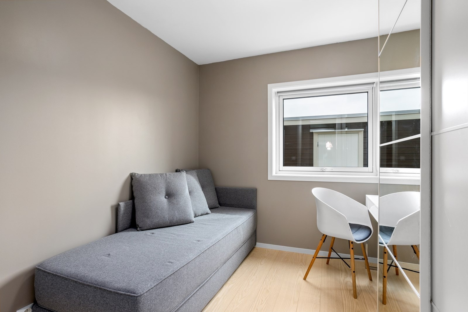 Rommet har god plass til seng eller møbler for kontorplass dersom man ønsker å bruke rommet som et arbeidsrom i stedet for soverom. Galleribilde