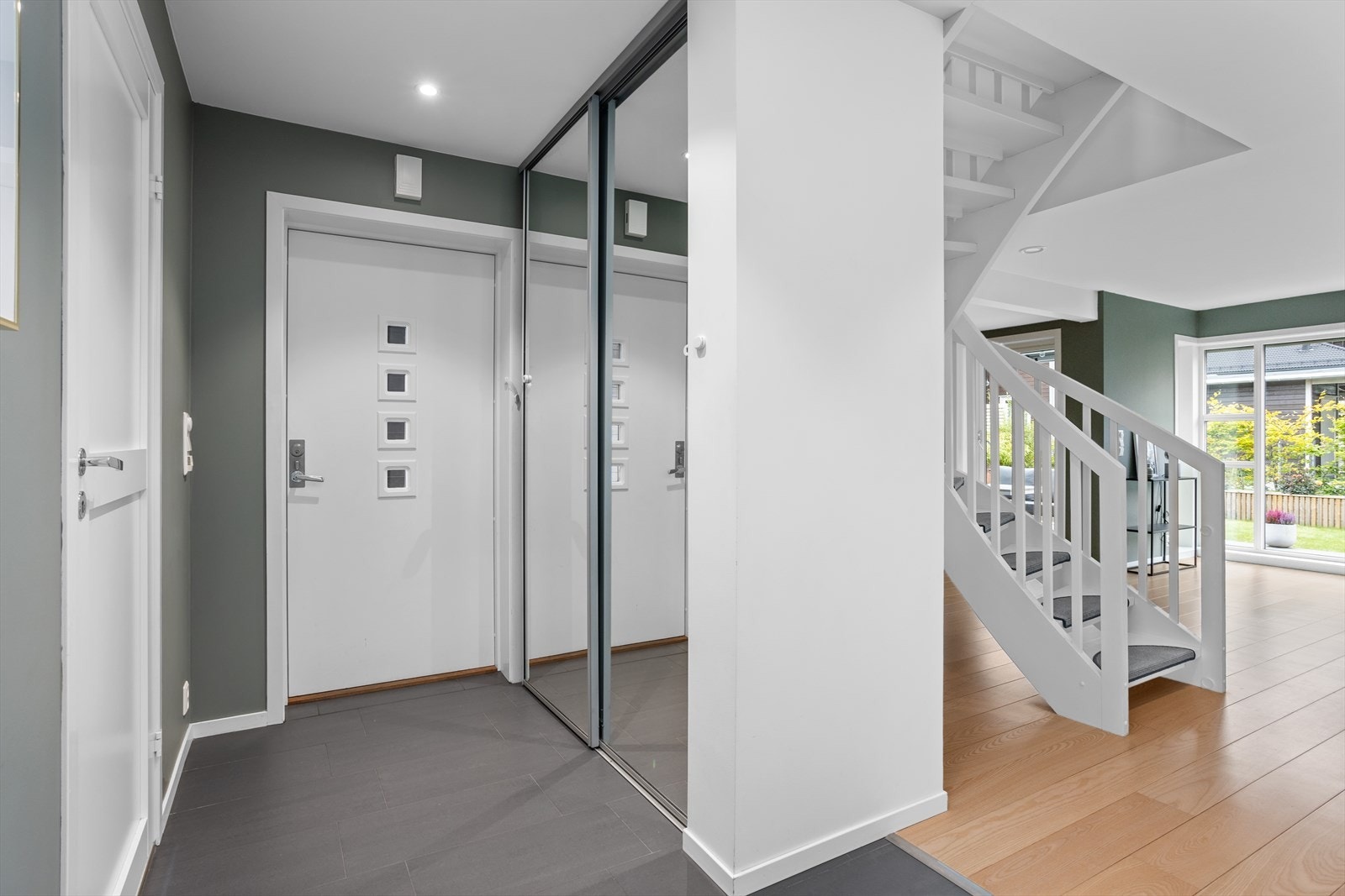 Vel innenfor boligens hovedinngangsdør møter man en lys og trivelig entre og hall. Overdekningen fra carporten gjør at husets inngangsparti ligger godt skjermet. Den lyse og innbydende entreèn har skyvedørsgarderobe hvor ting kan ryddes pent vekk. Galleribilde