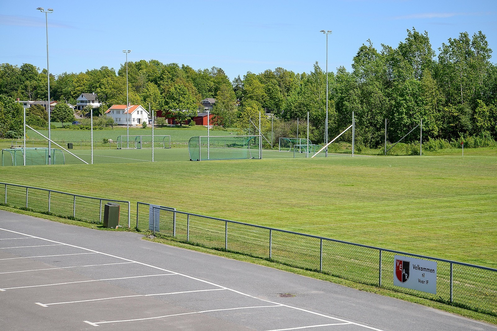 Vear idrettspark ligger i kort avstand fra eiendommen. Lysløypa på Vear er populær så vel vinter som sommer. Galleribilde