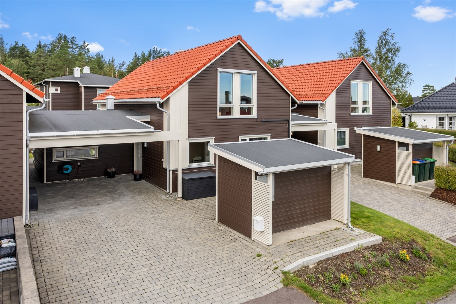 Steinlagt gårdsplass og steinlagt dekke inne i carporten gjør området lett å holde ved like, og det gir et ryddig helhetsinntrykk. På denne siden er det også plass til utemøbler på det steinlagte området hvor man kan nyte morgen-/formiddagssol. Galleribilde