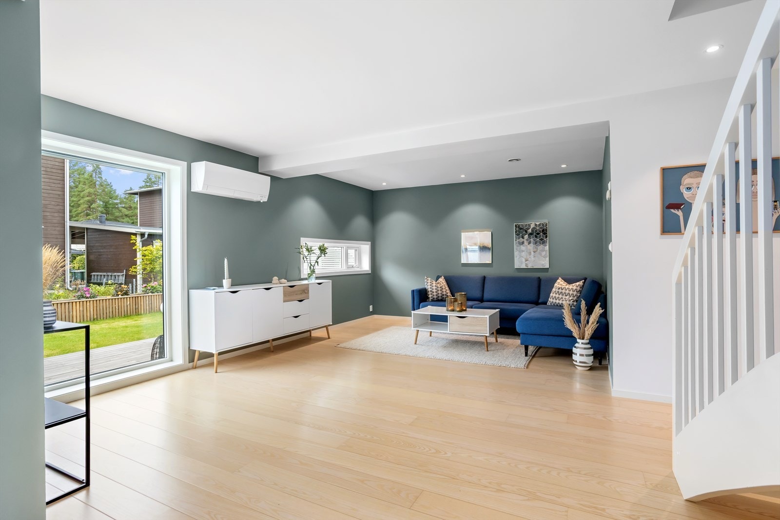 Følelsen av en nyere bolig gir deg ro og glede i mange år framover. Store og dype vindusflater og gjennomgående bruk av lyse veggfarger gir et moderne og innbydende helhetsinntrykk. Galleribilde