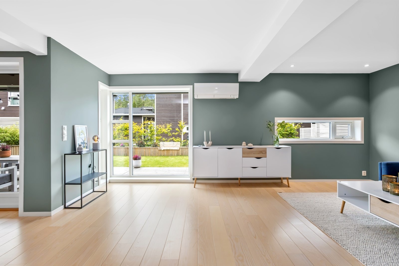 Tross de store og dype vinduene mot hagen, er det er godt med veggplass å møblere mot. De store og dype vinduene og hjørneløsningen, som gir særpreg og innsyn mot terrassen, sørger for en hyggelig stemning som endrer seg med utelyset! Galleribilde