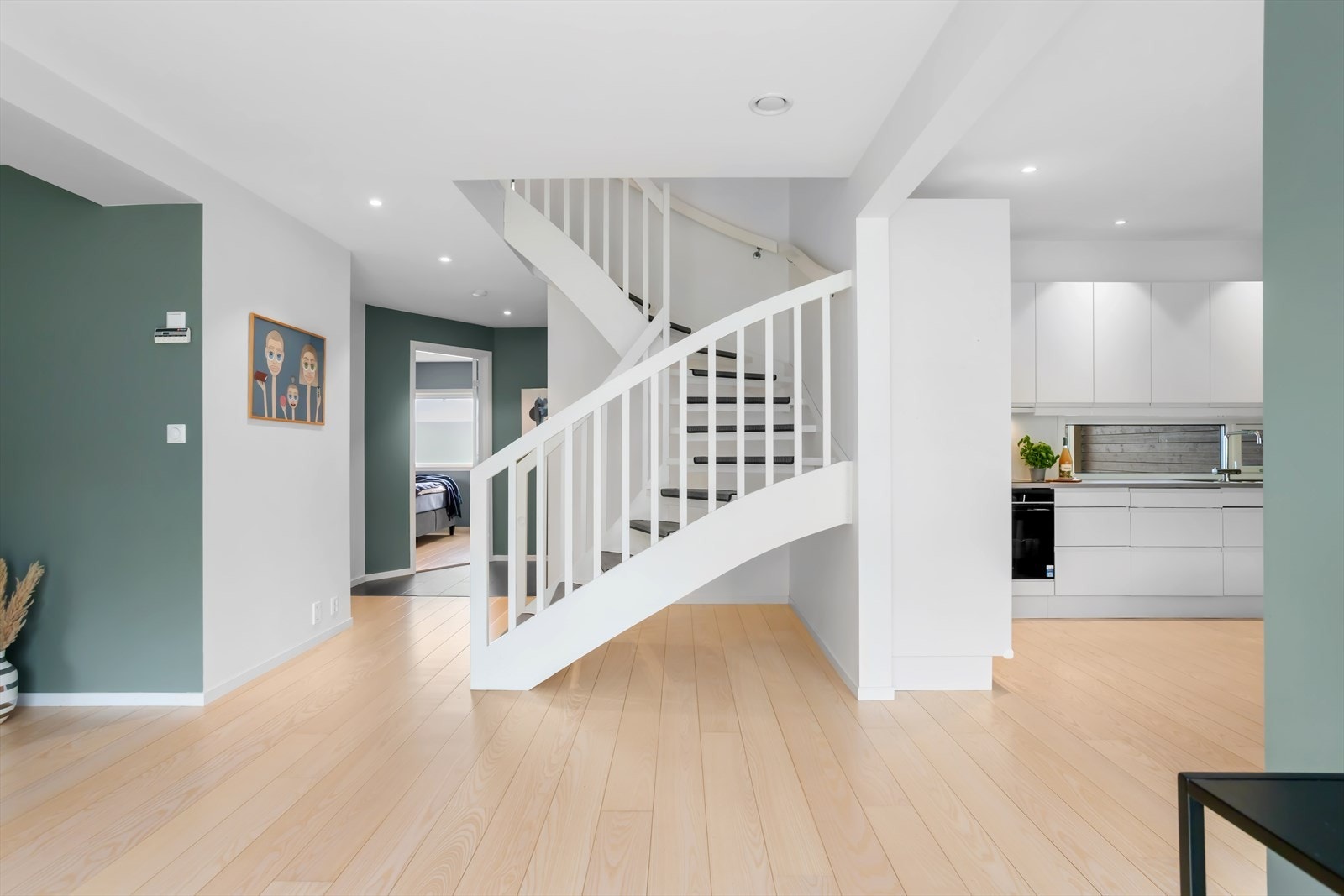 Den innvendige standarden bærer preg av påkostet materialbruk og funksjonalistiske løsninger. God kvalitet på interiøret, moderne bad/kjøkken og TEK-10 utførelse m/god varmeøkonomi fordrer til høy trivsel. Galleribilde