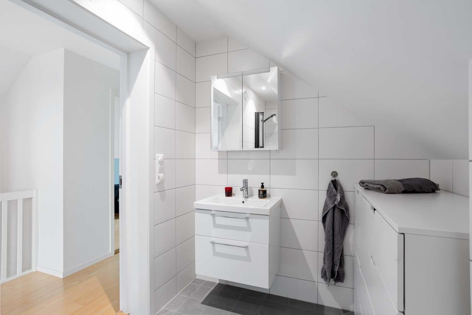 Baderommet er plassert mellom stuen og soverommene. Galleribilde