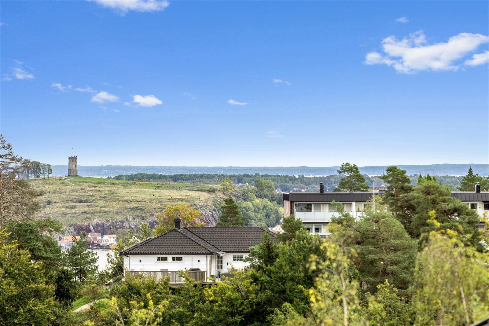 Gjennom de store og dype vinduene mot øst har man flott utsikt mot Tønsberg by, naturlandskapet og delvis utsyn mot Byfjorden. Galleribilde