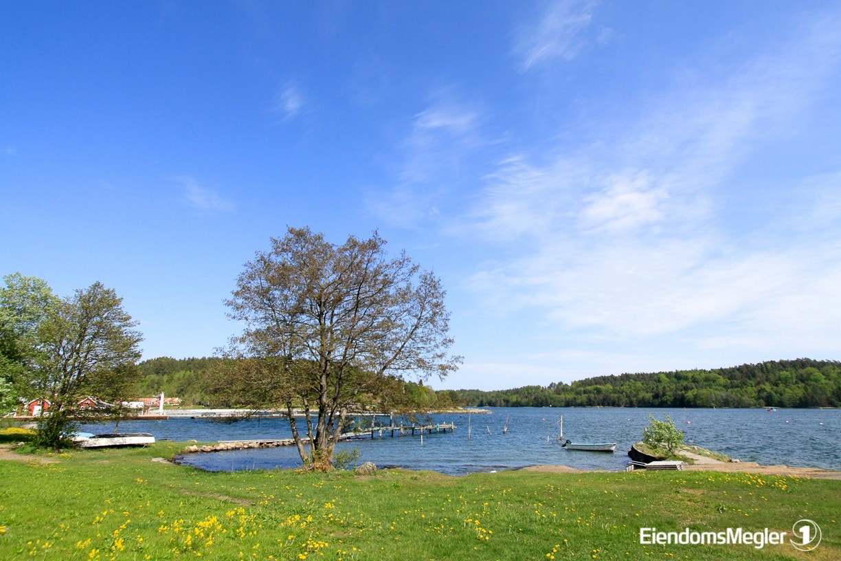 Vestfjorden, som ligger øst for Bjellandåsen, ligger innen kort avstand med bade-/strandmuligheter. Galleribilde