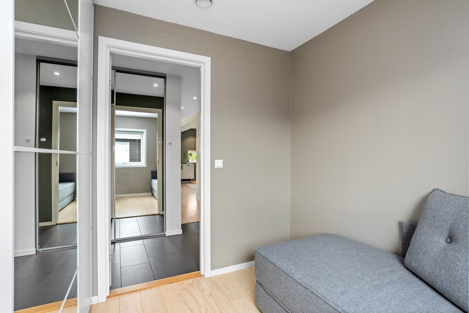 På det andre soverommet i 1. etasjen, medfølger det frittstående garderobeskap med skyvedører. Galleribilde