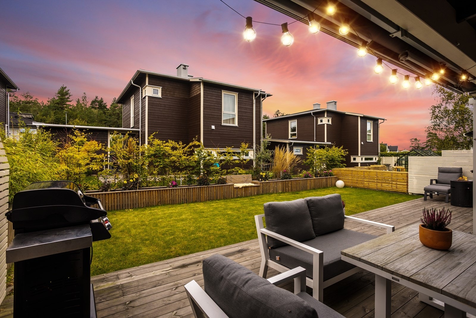 Hagen og uteplassen vender ut mot vest! Galleribilde