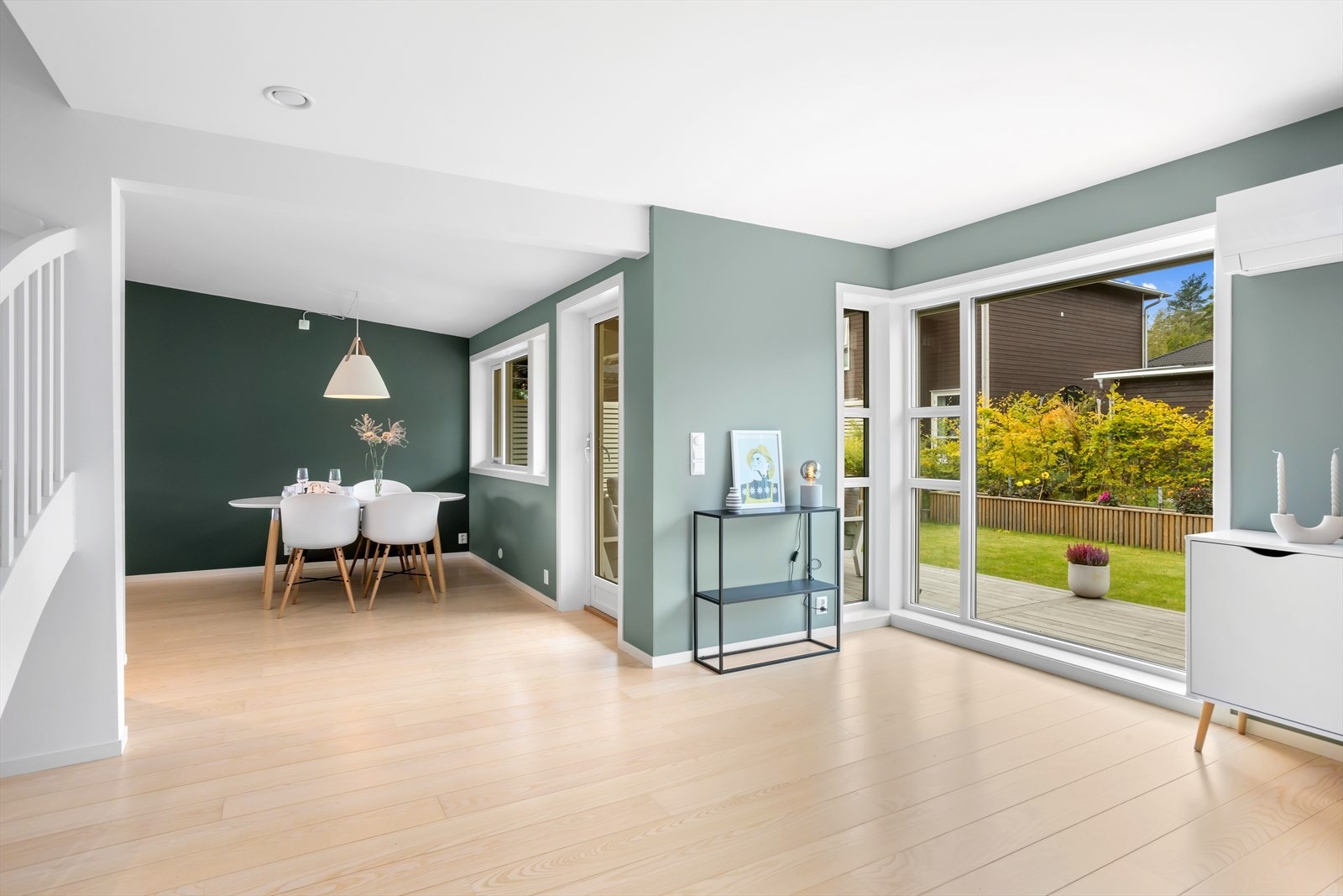 Stuen ligger i åpen løsning med spisestuedelen, ut for kjøkkenet. Ved hjelp av den kombinerte løsningen med kjøkkenet, er dette et stort og godt rom med flott romfølelse. Galleribilde