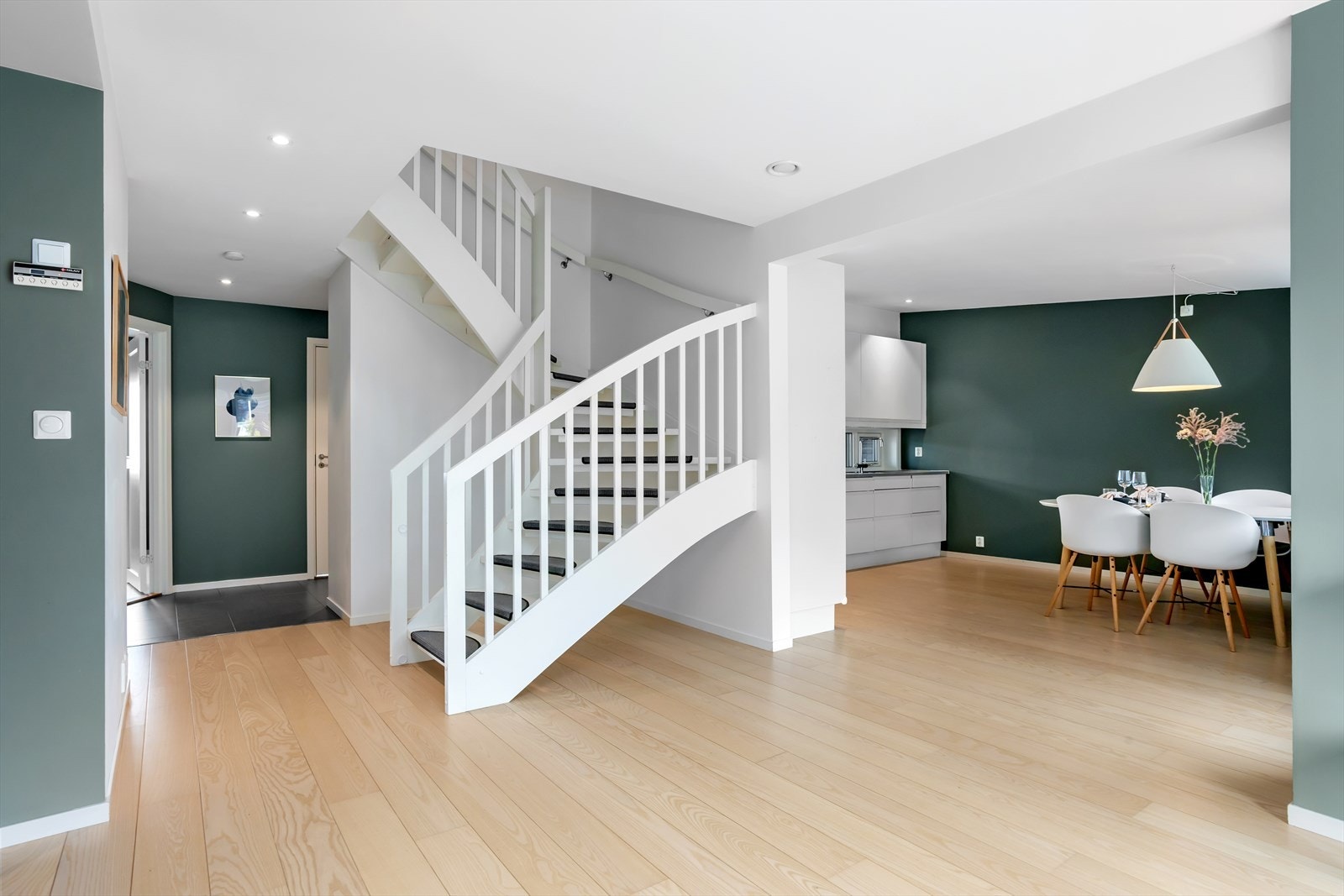 Dowlightsene danner et jevnt og behagelig lysbilde. Samtlige downlights er ustyrt med dimmere slik at det er mulighet for å skape ønsket atmosfære og stemning. Galleribilde