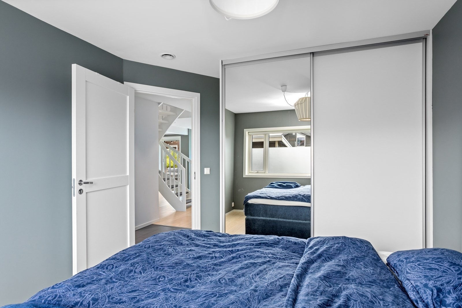 Husets fire soverom har en smart plassering i forhold til hverandre. Rommene i 1. etasje ligger samlet mot øst, mens i 2. etasje er de samlet mot hagen i vest. Galleribilde