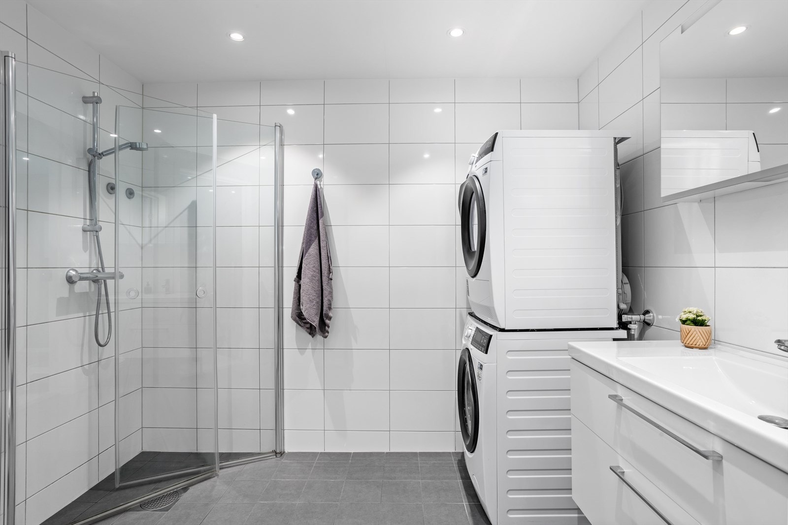 To lekre, lyse og flislagte baderom - begge med dusj og wc Galleribilde