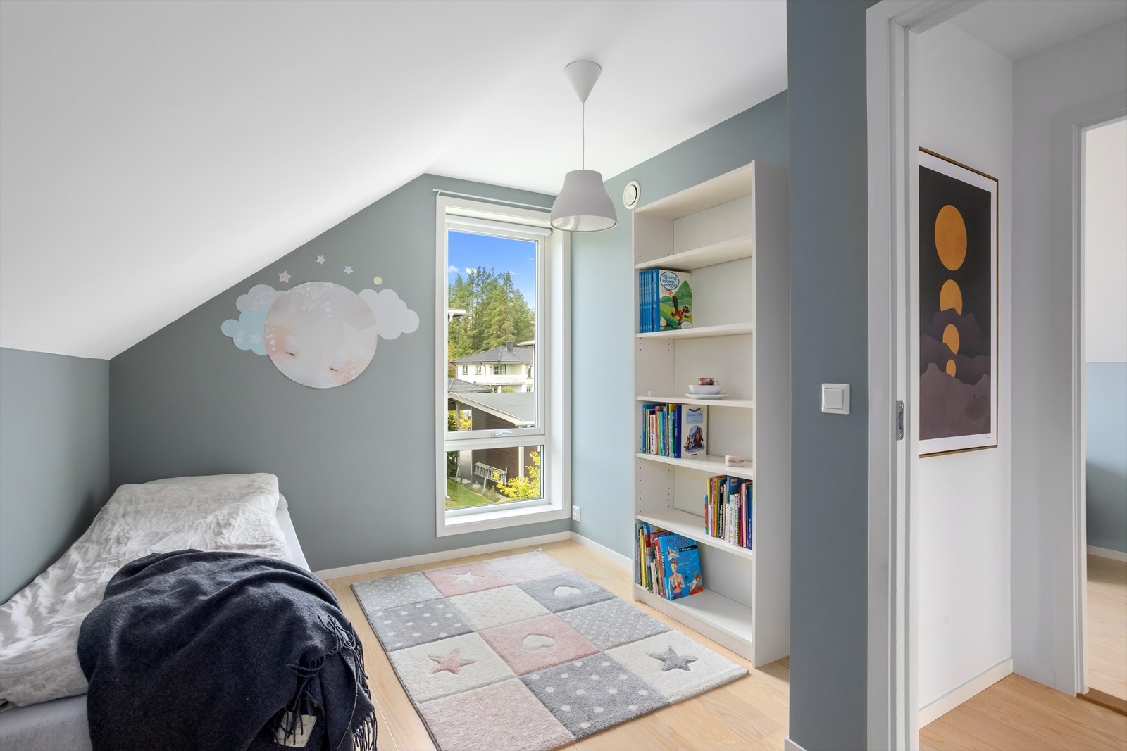 De to soverommene i 2. etasje har begge avsatt plass til garderobeskap ved skilleveggene mellom rommene hvor det er god takhøyde. Galleribilde