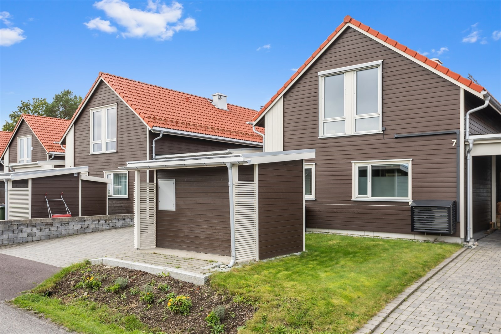 I front av huset, til høyre for eiendommens gårdsplass, er det oppført en 6 m² sportsbod med god plass og diverse fastbygde hyller som medfølger. Galleribilde