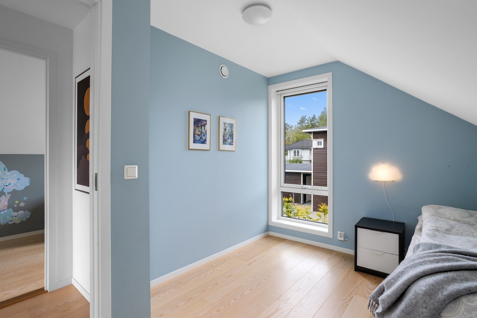 De dype vinduene, hvor øverste fag kan åpnes i begge rom, vender ut mot hagen på vestsiden. Vinduene er utstyrt med elektrisk, utvendig Zipscreen. Galleribilde