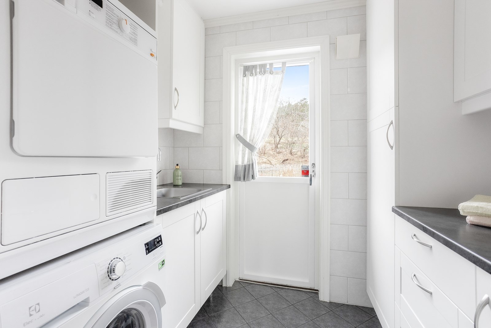 Boligen har et praktisk vaskerom fra 2012 og har innredning med servant, god benkeplass og opplegg for vaskemaskin. Galleribilde