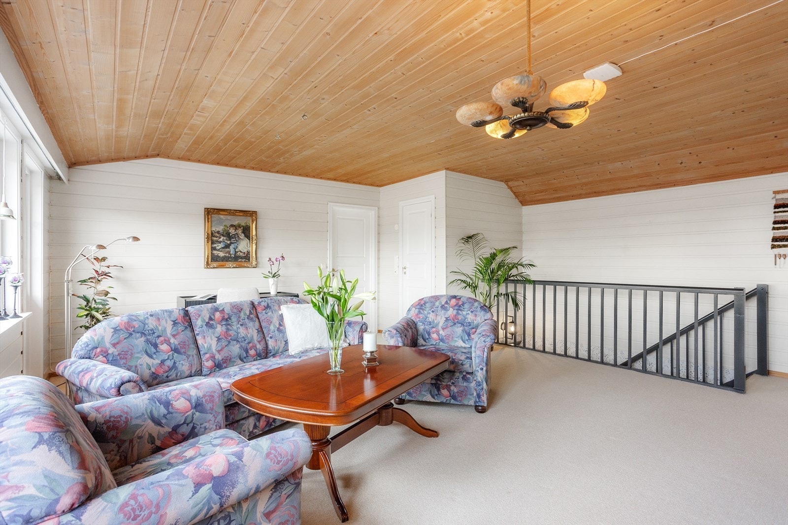 Romslig loftstue. Galleribilde