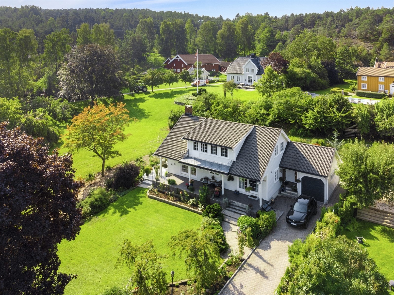 Den østvendte terrassen på 33 m² er flislagt og har en smijernstrapp ned mot innkjørselen, samt to murede trapper med adkomst til hage og gårdsplass. Galleribilde