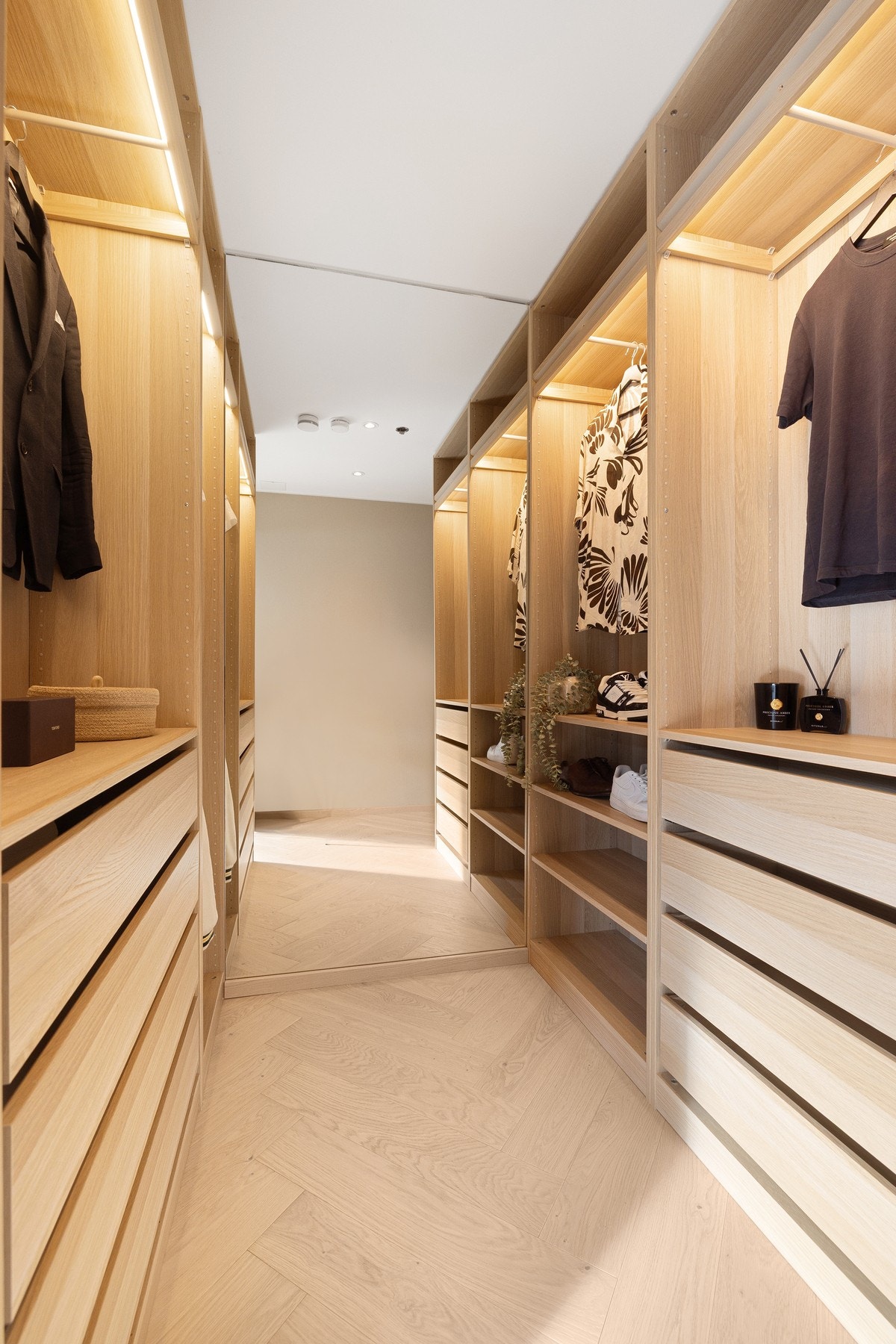 Walk-in closet med heldekkende veggspeil. Galleribilde
